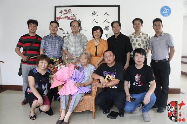 著名豫劇表演藝術家賈庭聚(后左三)與眾弟子及河南電臺戲曲廣播總監(jiān)木子(后中)、戲曲廣播品牌部主任月陽 著名豫劇表演藝術家賈庭聚(后左三)與眾弟子及河南電臺戲曲廣播總監(jiān)木子(后中)、戲曲廣播品牌部主任月陽