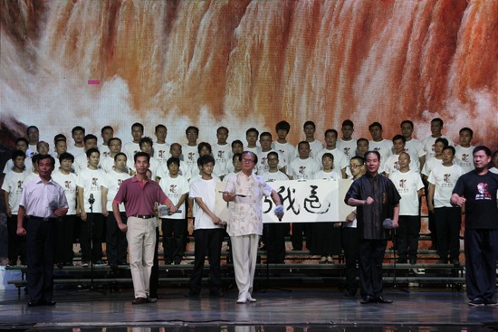 著名表演藝術(shù)家、唐派傳人賈廷聚（中），率眾弟子演唱唐派經(jīng)典名段《還我河山》