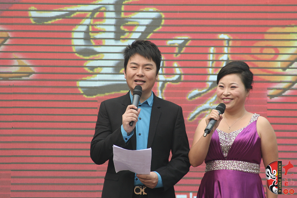 活動(dòng)由著名戲曲節(jié)目主持人，河南電臺(tái)戲曲廣播當(dāng)家小生月陽(yáng)（左）戲曲廣播《票友排行榜》主持人丁蘭（右）主