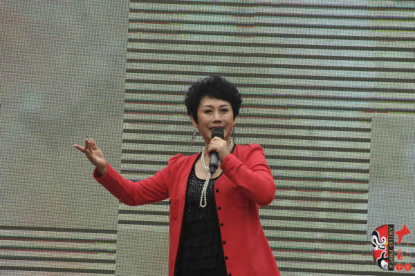 著名豫劇表演藝術(shù)家魏俊英現(xiàn)場(chǎng)演唱豫劇《紅菊》選段“十祝福”、《五世請(qǐng)纓》選段“先王爺封我是個(gè)長(zhǎng)壽星”