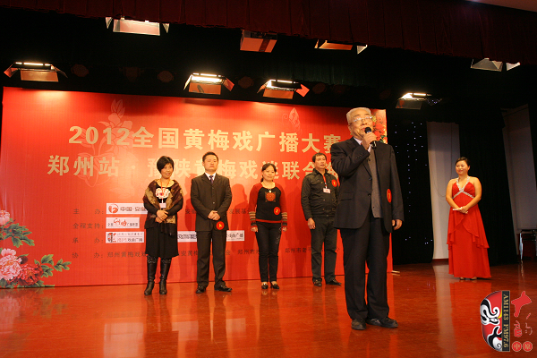 選手五人一組上臺表演，臺上為第一組選手