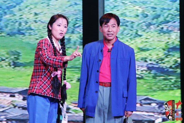 第二場，河南省豫劇三團優(yōu)秀演員劉海功（右）飾栓保，安陽市票友景永芳（左）飾銀環(huán)