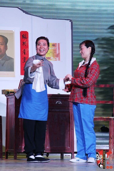 第三場，河南電臺戲曲廣播總監(jiān)木子（左）飾栓保娘，《梨園星秀場》《有你就有戲》主持人媛媛（右）飾銀環(huán)