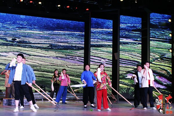群眾勞動場面，劇中演員包含票友、專業(yè)演員、戲迷