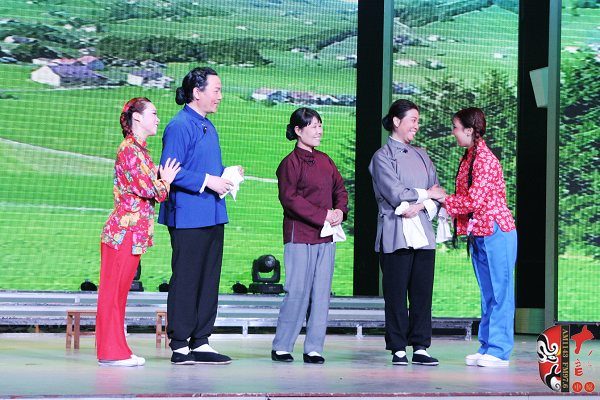 著名戲曲節(jié)目主持人、河南電臺戲曲廣播當家小生月陽（左二）反串飾演二大娘