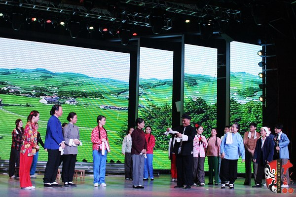 眾鄉(xiāng)親場面——包含河南電臺戲曲廣播主持人，專業(yè)戲曲演員、戲曲票友，河南電臺戲曲廣播聽眾
