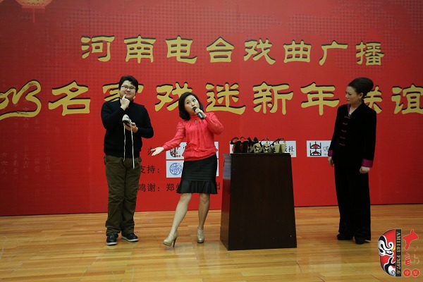 戲曲廣播主持人王唯、曉琴、丁蘭、李鋮及鄭州市曲劇團(tuán)優(yōu)秀演員張娜共同表演的小品《賣(mài)鞋》