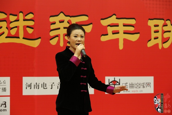 戲曲廣播主持人王唯、曉琴、丁蘭、李鋮及鄭州市曲劇團(tuán)優(yōu)秀演員張娜共同表演的小品《賣(mài)鞋》