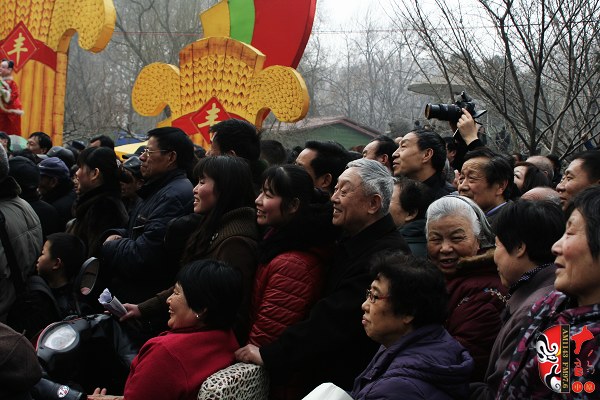 人民公園現(xiàn)場(chǎng)人頭攢動(dòng)，其他媒體記者不得不舉起相機(jī)拍照