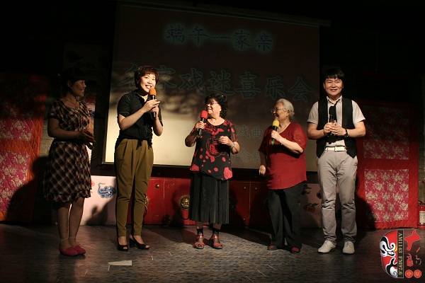 戲曲廣播總監(jiān)木子、豫劇表演藝術(shù)家楊華瑞、高潔、戲曲廣播當(dāng)家小生月陽(yáng)、票友張華合作表演《朝陽(yáng)溝》選段