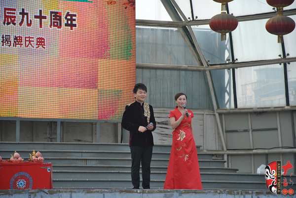 主持人：河南電臺戲曲廣播副總監(jiān)張彤（右）、著名戲曲節(jié)目主持人、戲曲廣播當(dāng)家小生月陽（左）