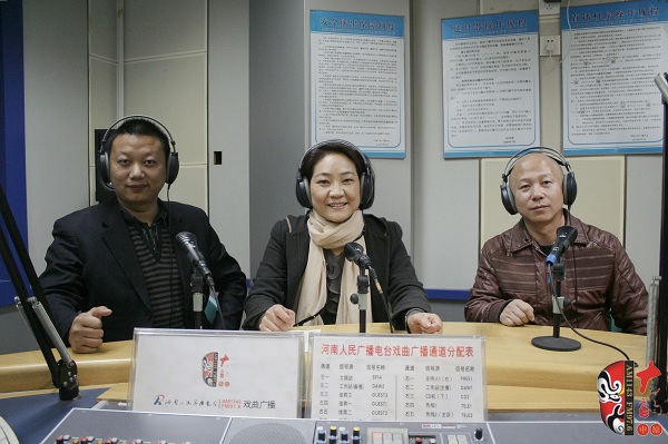 本次傳統(tǒng)古裝大戲《三哭殿》的輔導老師之一、著名越調(diào)演員李娟（中）及本次大戲的主要演員做客直播間