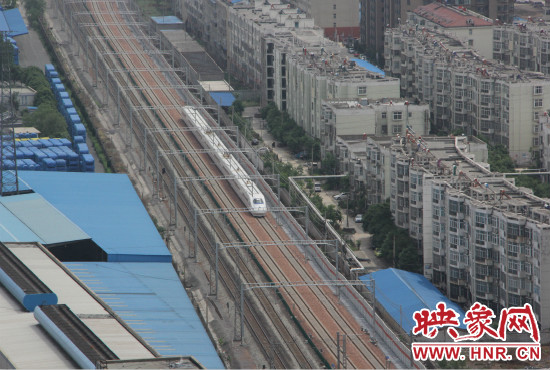 4日上午8點(diǎn)10分，隨著一聲汽笛長(zhǎng)鳴，一列“子彈頭”列車緩緩駛出鄭州車站。