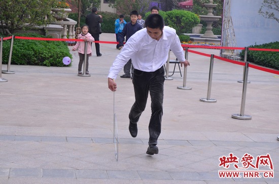說是比賽，其實就是活力的釋放，就是開心的海洋，丟沙包、踢毽子、三人四足、滾鐵環(huán)等項目