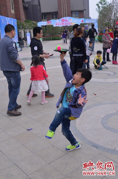 小弟弟，你玩?zhèn)€托球不用這么夸張吧，哈哈！