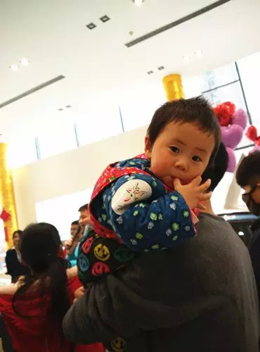 小朋友雖然你骨骼清奇，但是米、油你照樣拎不動啊，還是乖乖的油卡拿好吧。