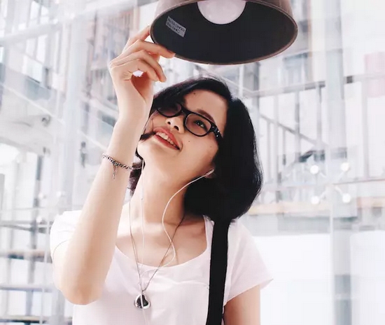 當(dāng)然，怎么能少的了美女出鏡？