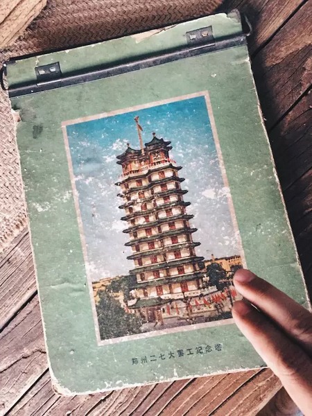 我們撫摸著鄭州的歷史，從中了解它的厚度。
