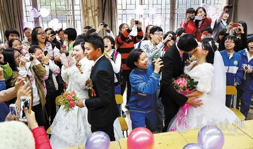 10對(duì)老師新人在校園里舉行集體婚禮，在教室里接新娘、拜堂