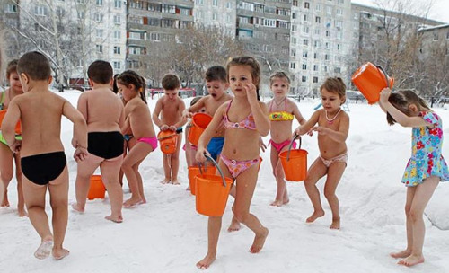 幼兒園的兒童身穿泳裝，在零下25度的雪地里沖涼水澡。