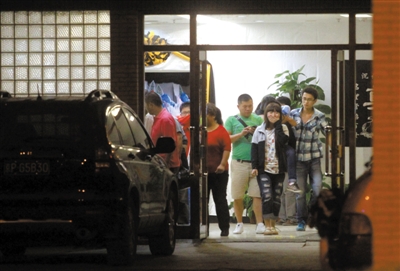 2012年9月17日，廠橋小學(xué)門(mén)口，一女子駕車(chē)錯(cuò)將油門(mén)當(dāng)剎車(chē)，撞死一男學(xué)生。