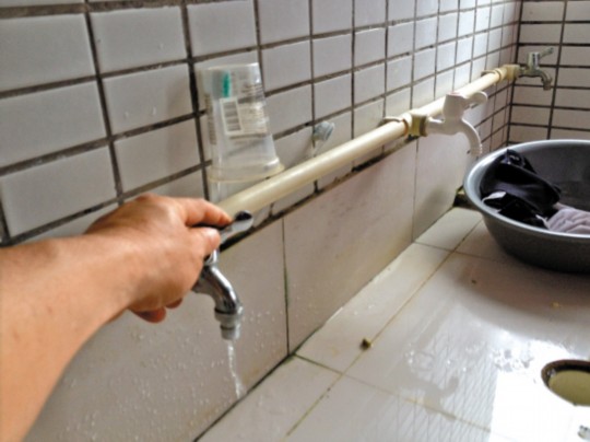 宿舍沒水學生接雨水洗澡？學校稱是學生惡作劇