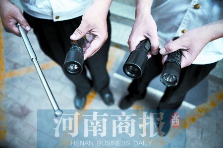 鄭州8名小學(xué)生持警棍、電擊槍街頭“火拼”