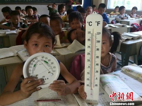 6月3日，下午四點，昆明市東川區(qū)因民鎮(zhèn)中心學(xué)校一年級教室溫度達到44℃