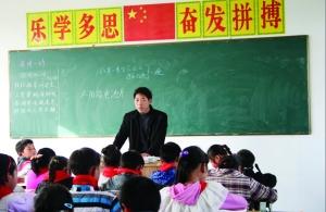 張從友先把妻子帶到學(xué)校，然后會準(zhǔn)時為學(xué)生們上課