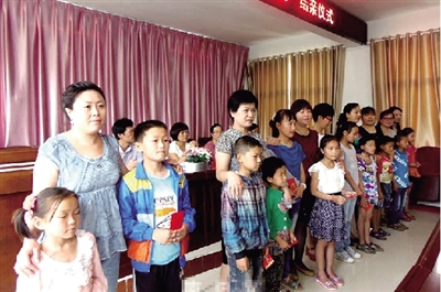 身后的“代理媽媽”，使留守兒童的身心有了依靠