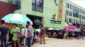 金壇市實(shí)驗(yàn)幼兒園門前，家長(zhǎng)在排隊(duì)