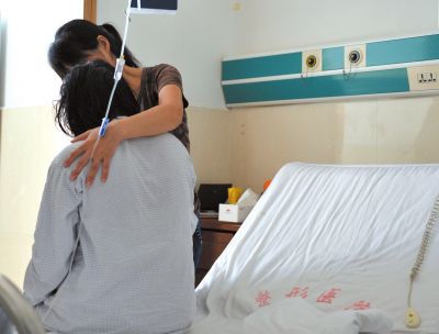 由于前天進(jìn)行了面部修復(fù)手術(shù)，俞燕身體不適，父母24小時(shí)陪在她的身邊