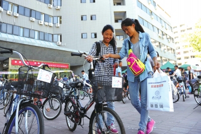 前天，兩名新生在登記后領(lǐng)取了自己的“愛心車”