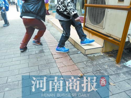 路邊，兩個小學(xué)生正在扔“臭屁炸彈