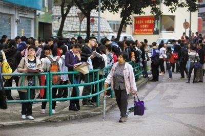2012年12月1日早晨，香港一處SAT考場(chǎng)，考生在等候進(jìn)場(chǎng)