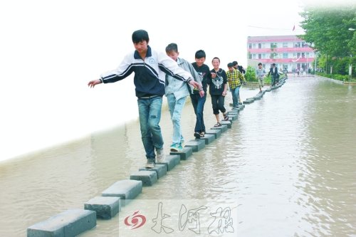 因“挪”修下水道錢學(xué)校被淹 學(xué)生渡“?！鄙蠈W(xué)