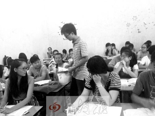 補(bǔ)習(xí)課上，馮昊怡不像老師，更像是學(xué)生們的同學(xué)。