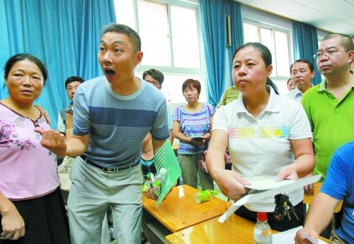 小升初“復(fù)議”現(xiàn)場(chǎng)，一些孩子被分得“遠(yuǎn)”的家長(zhǎng)討說法