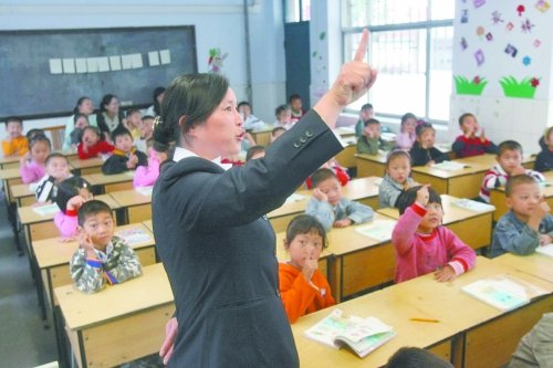 不到上小學(xué)年齡的孩子，只得在幼兒園復(fù)讀或者上“幼小銜接班”