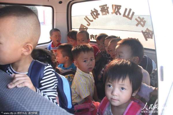  2013年9月3日，河南信陽，6座的面包車?yán)锩婢尤粷M滿當(dāng)當(dāng)擠滿了28個(gè)3、4歲的孩子