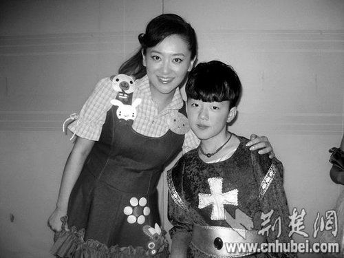 楊光參加央視節(jié)目表演時，同主持人月亮姐姐合影