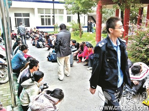派出所院子里，擠滿了被解救的傳銷人員
