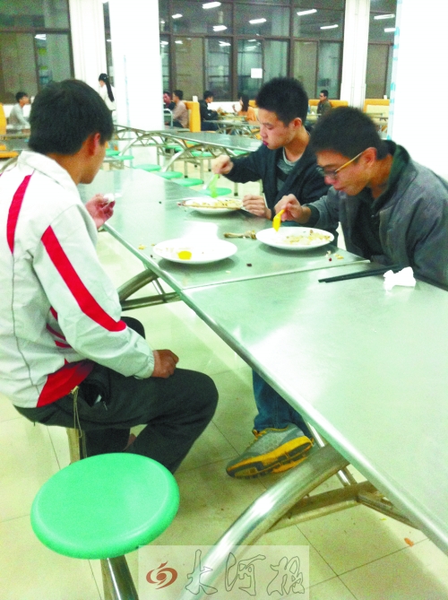 在鄭州一所高校食堂內(nèi)，大多數(shù)學(xué)生都是“光盤族”