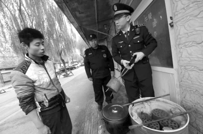一餐館違規(guī)使用煤爐，被麥子店城管隊(duì)責(zé)令停止，并限期清除所屯的蜂窩煤