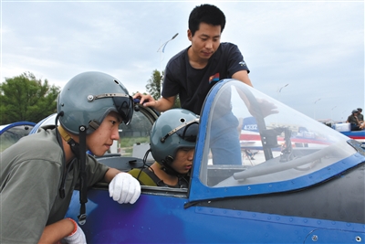 8月26日，來自吉林、湖北、山東的青少年航空學(xué)校的高中學(xué)生，進(jìn)行了首次飛行體驗(yàn)活動(dòng)