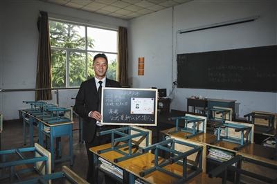 　張俊成，41歲，曾是北京大學(xué)的一名保安。1995年，通過(guò)成人高考，考上了北京大學(xué)法律系(?？?，被媒體稱為“北大保安高考第一人”，現(xiàn)為長(zhǎng)治市一所中等職校的校長(zhǎng)
