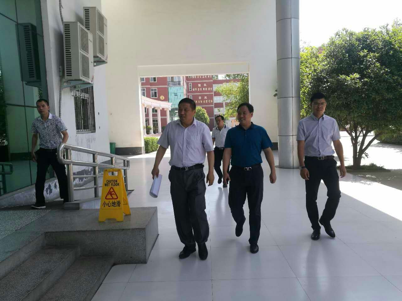 花林闊書記帶領楊紅偉校長參觀食堂 花林闊書記帶領楊紅偉校長參觀食堂