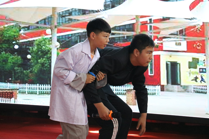 94中話劇團(tuán)帶來精彩演出  94中話劇團(tuán)帶來精彩演出