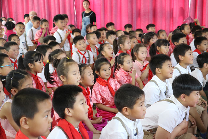 孩子們觀看歷史情境劇表演 孩子們觀看歷史情境劇表演