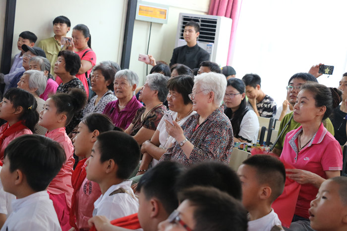 伏牛路小學(xué)工會(huì)邀請(qǐng)退休的爺爺奶奶和孩子們一起過“六一” 伏牛路小學(xué)工會(huì)邀請(qǐng)退休的爺爺奶奶和孩子們一起過“六一”